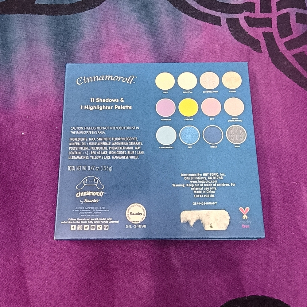 🍀Host Pick🍀🆕 Hot Topic Cinnamoroll Eyeshadow & Highlighter Palette - Picture 3 of 5